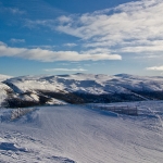 Drommen t.v, Drommenskåran är ravinen i mitten och Falkfångarfjället till hgöer om denna.