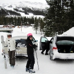 Uppackning, pre-skidåkning. Jossan & Sandra, och jag halvvägs inne i bilen. Foto: Martin