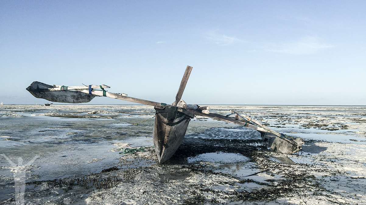 Båt på en torrlagd strand