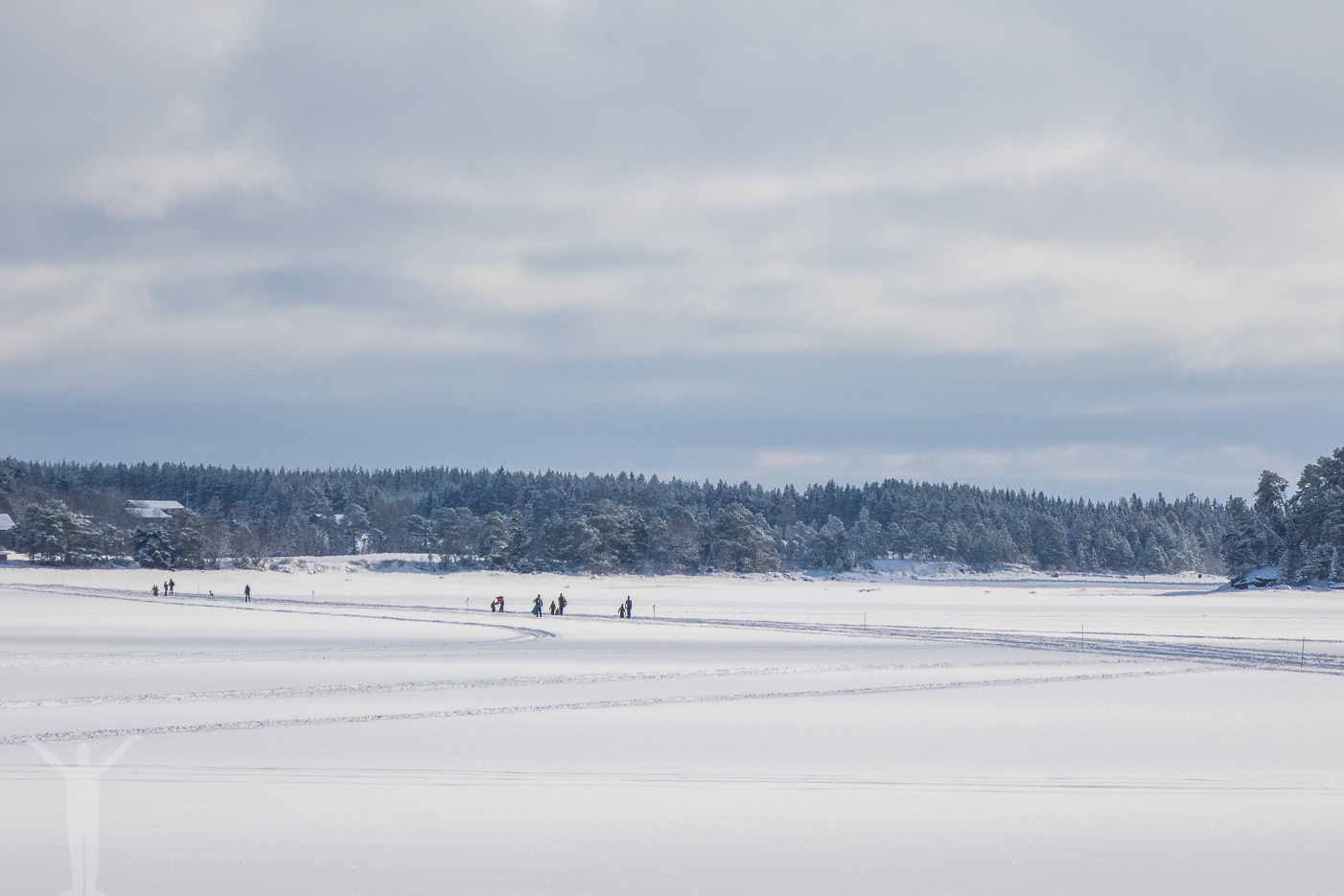 Skidor och skridskor på Storsjöns is.