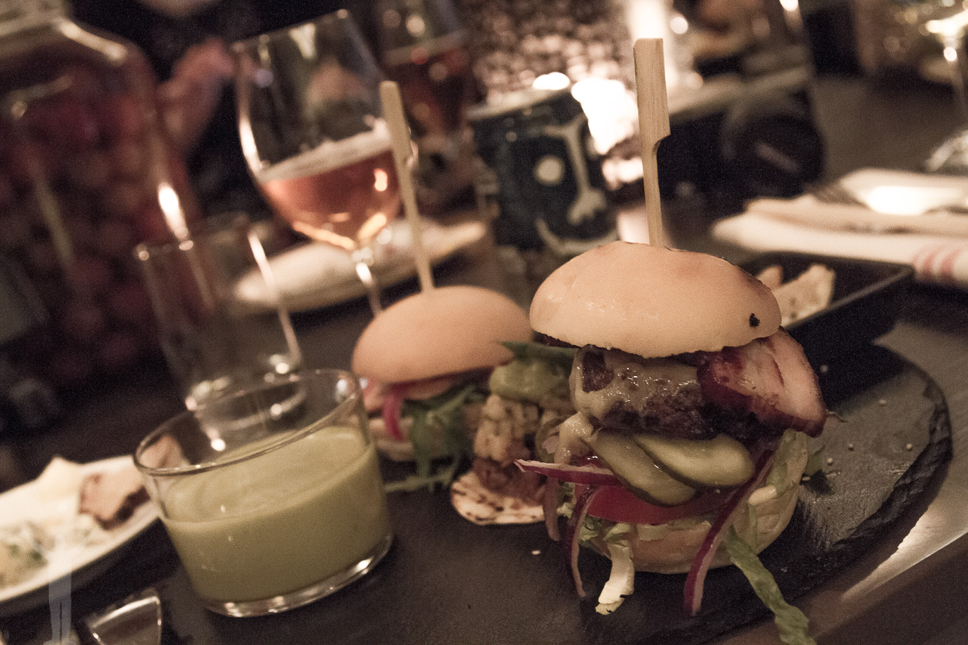 Burgare på bordet.