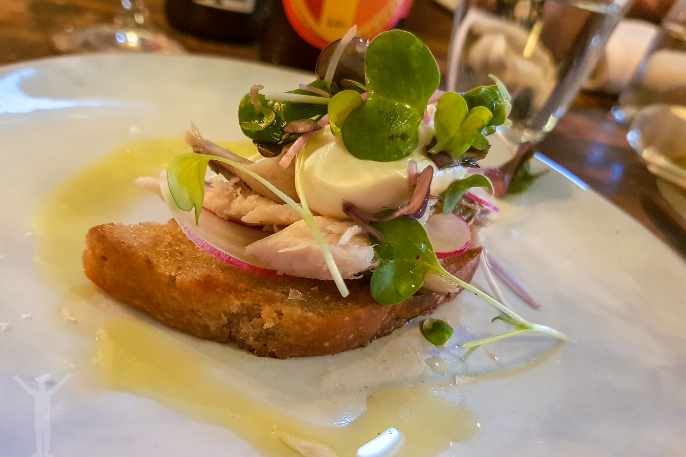 Rökt makrilltoast med Vitaby crème fraishe, rädisor och krasse