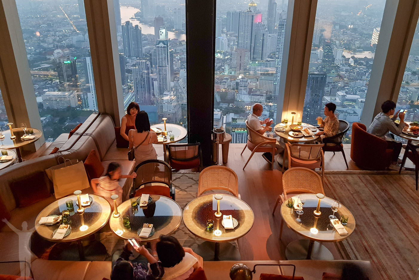 Restaurangen på 76:e våningen hör till Bangkoks högsta takbar.
