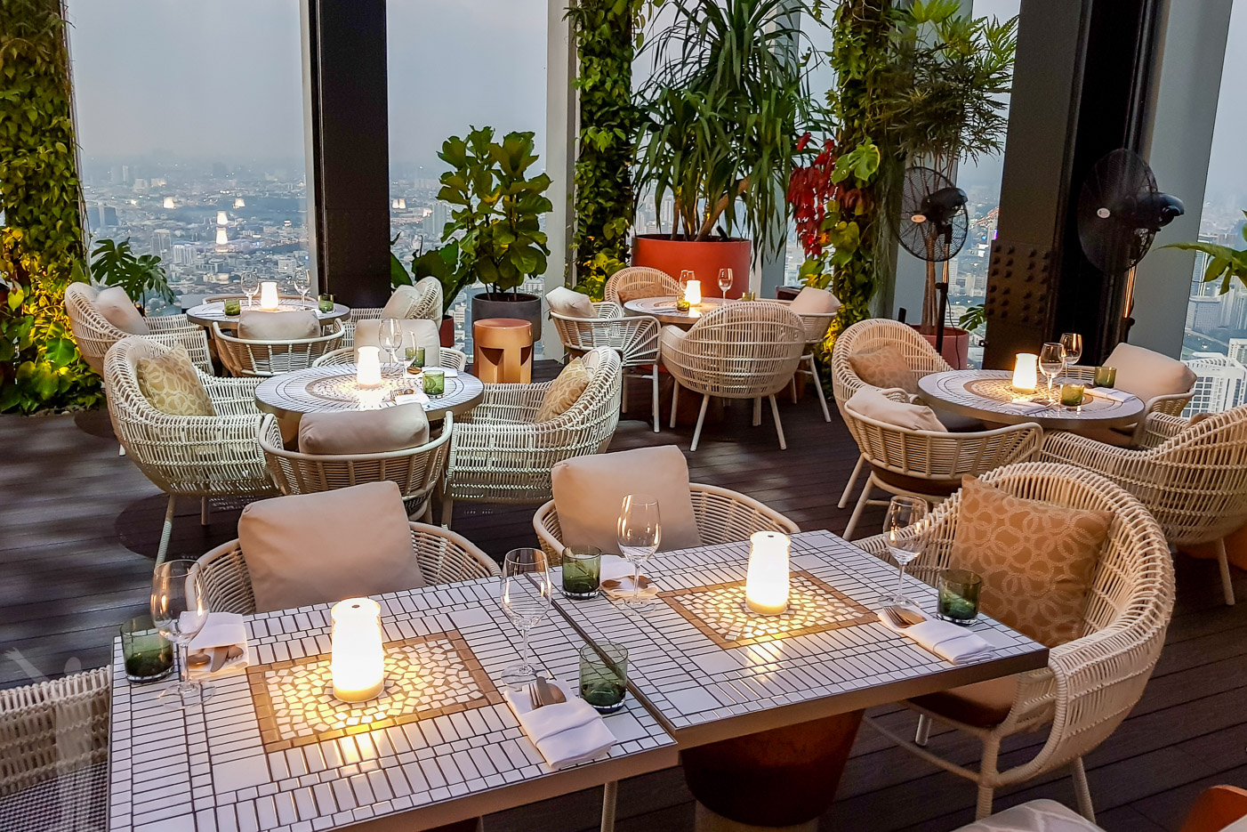 Mahanakhon Skybar med restaurangen på 76:e våningen.