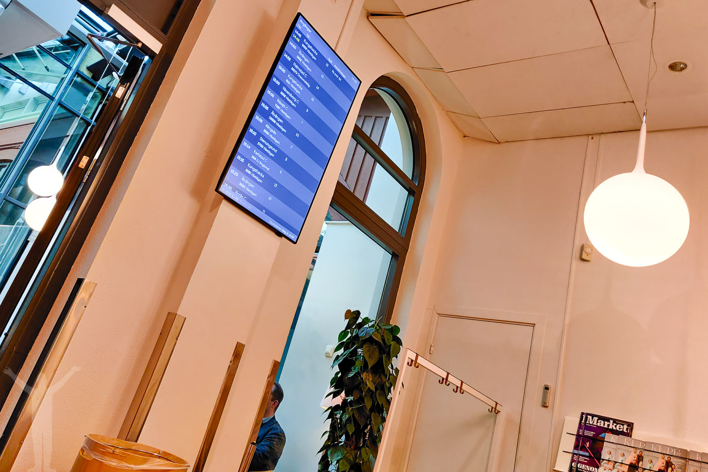 Avgångstavlan i loungen