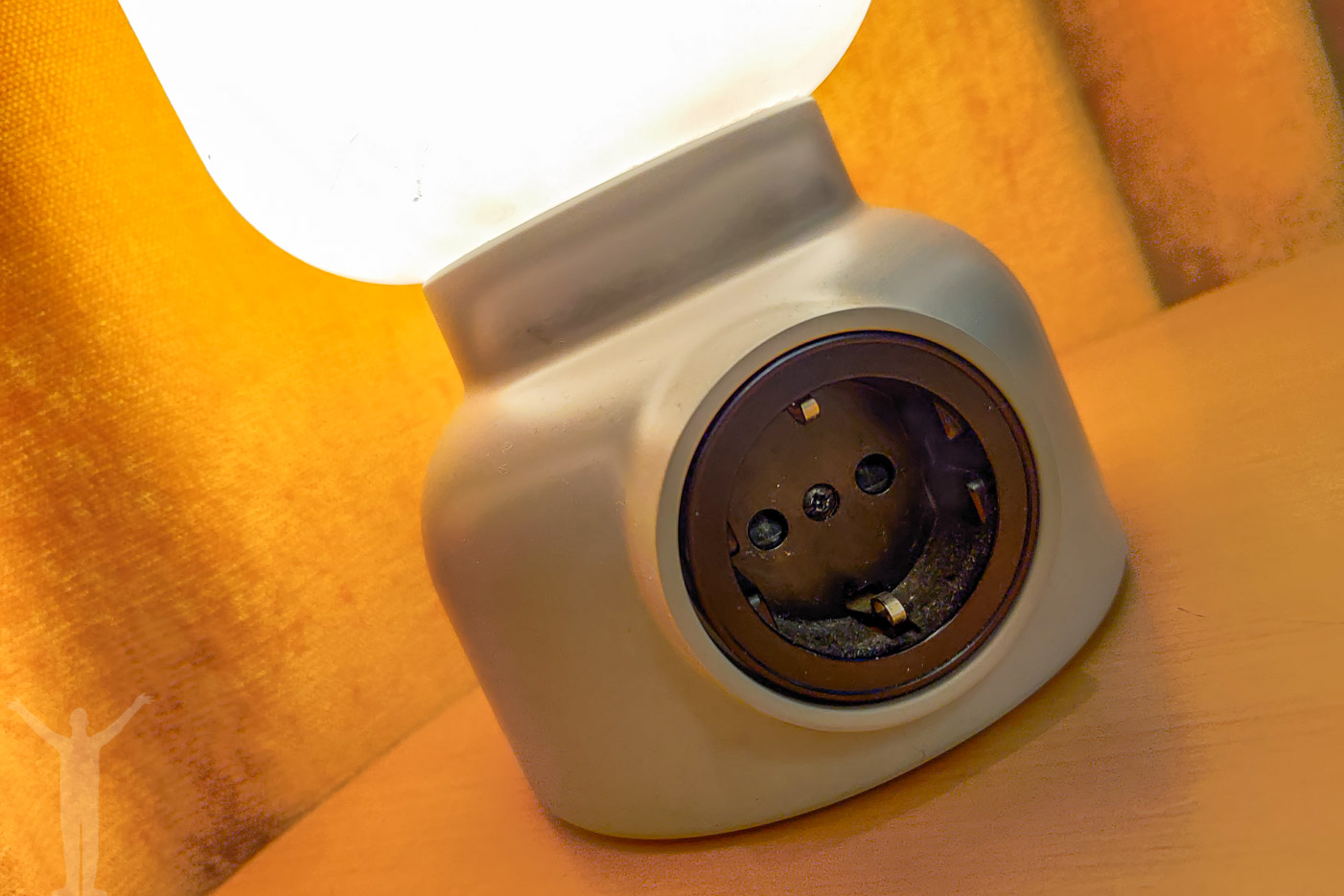 Eluttag i lamporna på borden
