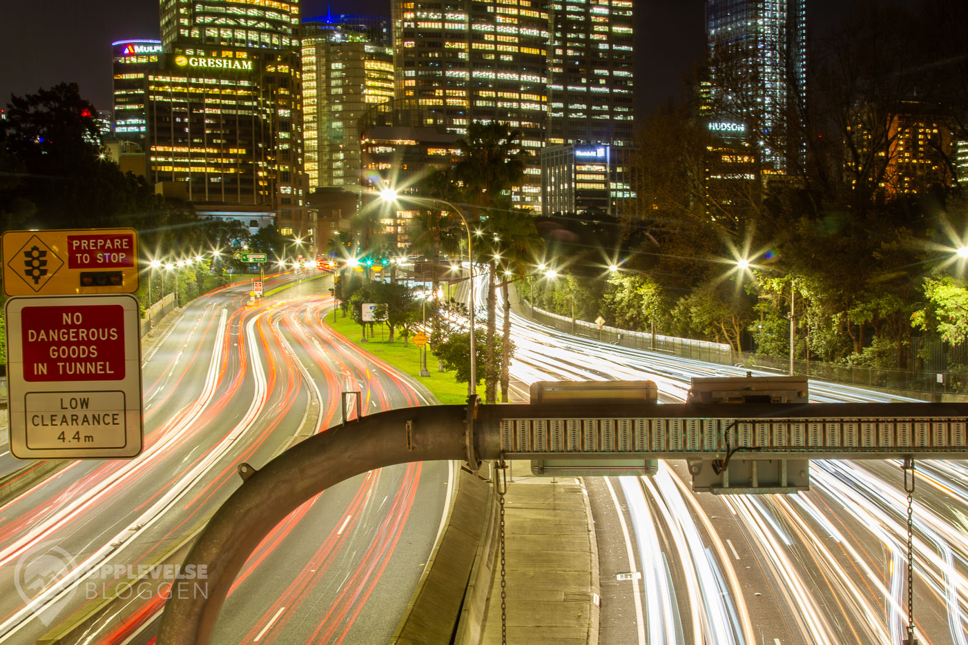M1 genom Sydney på kvällen