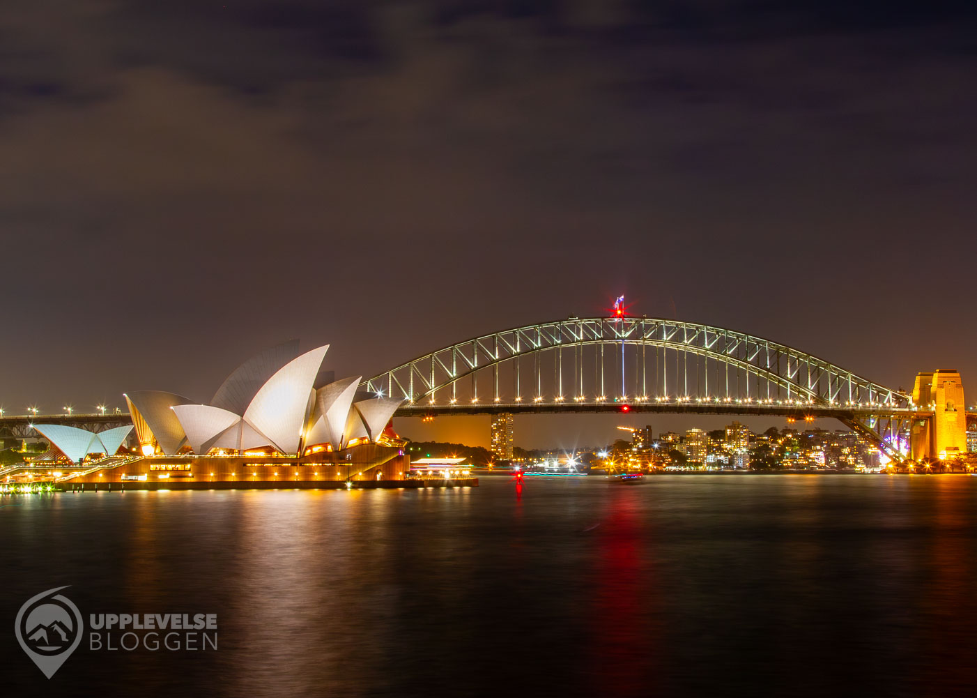 Operahuset och Sydney Harbour Bridge på kvällen