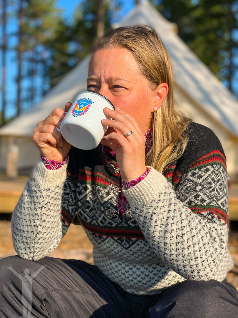 Maria dricker morgonkaffet med sjöutsikt