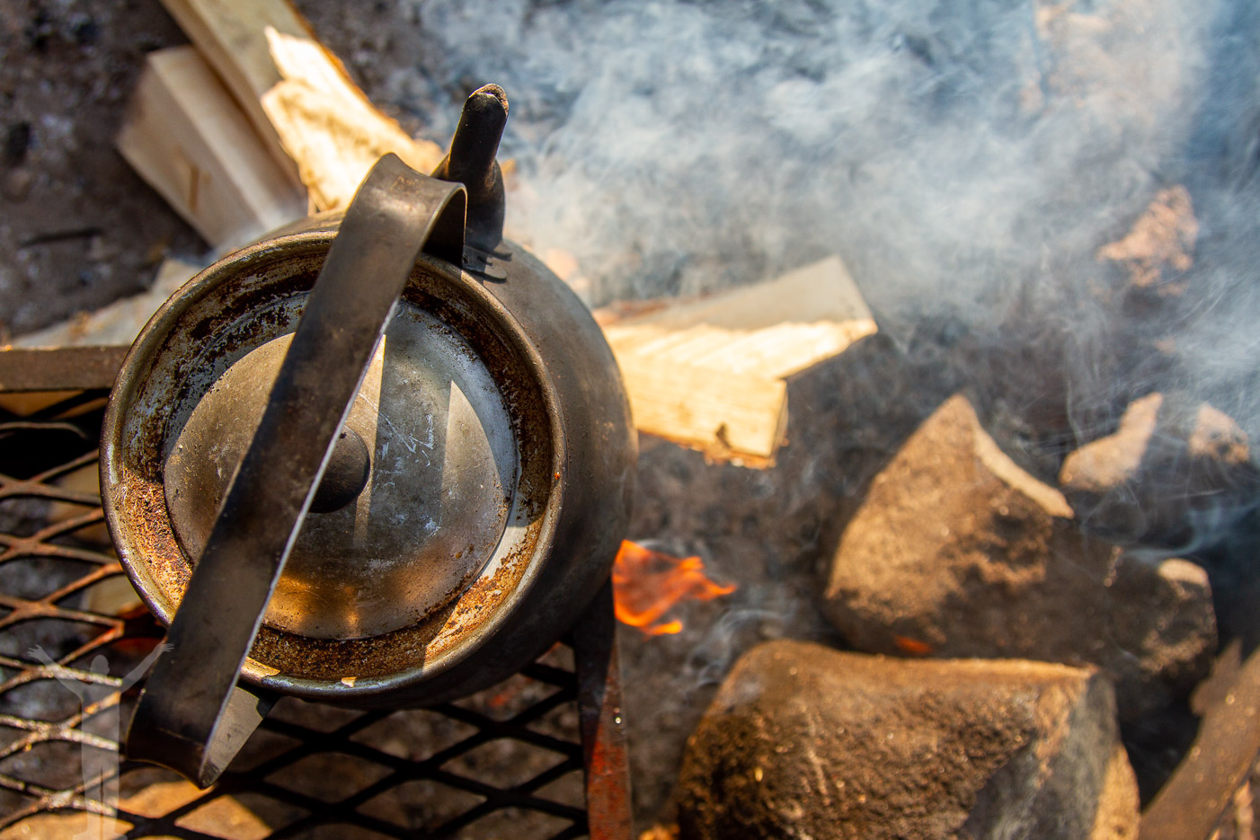 Kokande kaffe över öppen eld