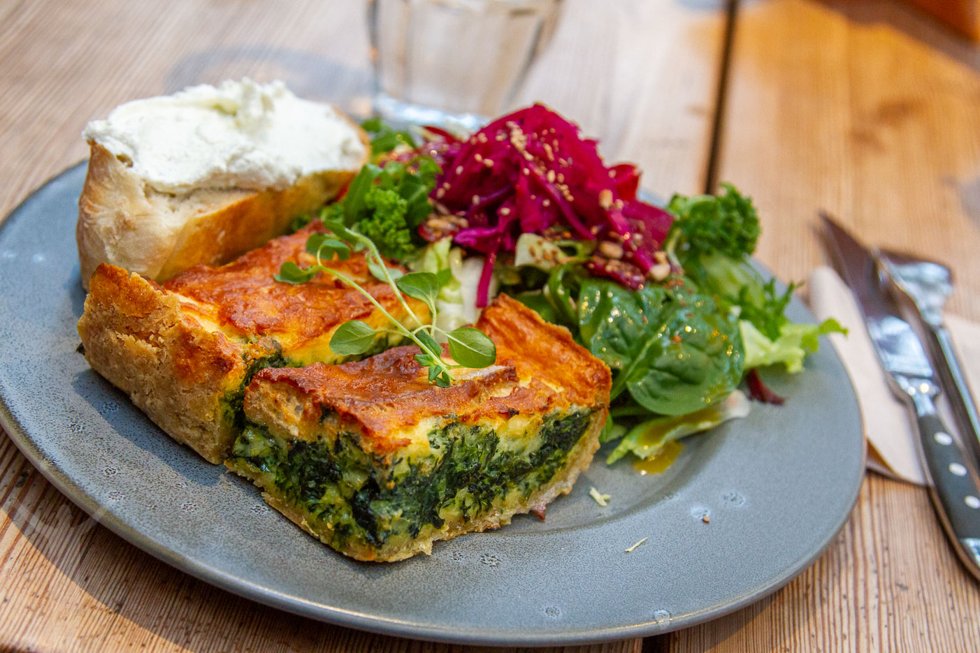 Spenatpaj som lunch på Kretsloppshuset i Mörsil