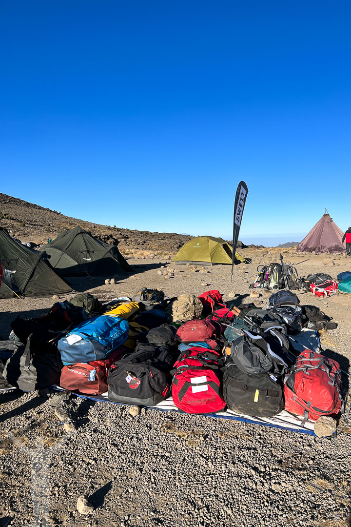 Duffelbagar vid Moir Hut