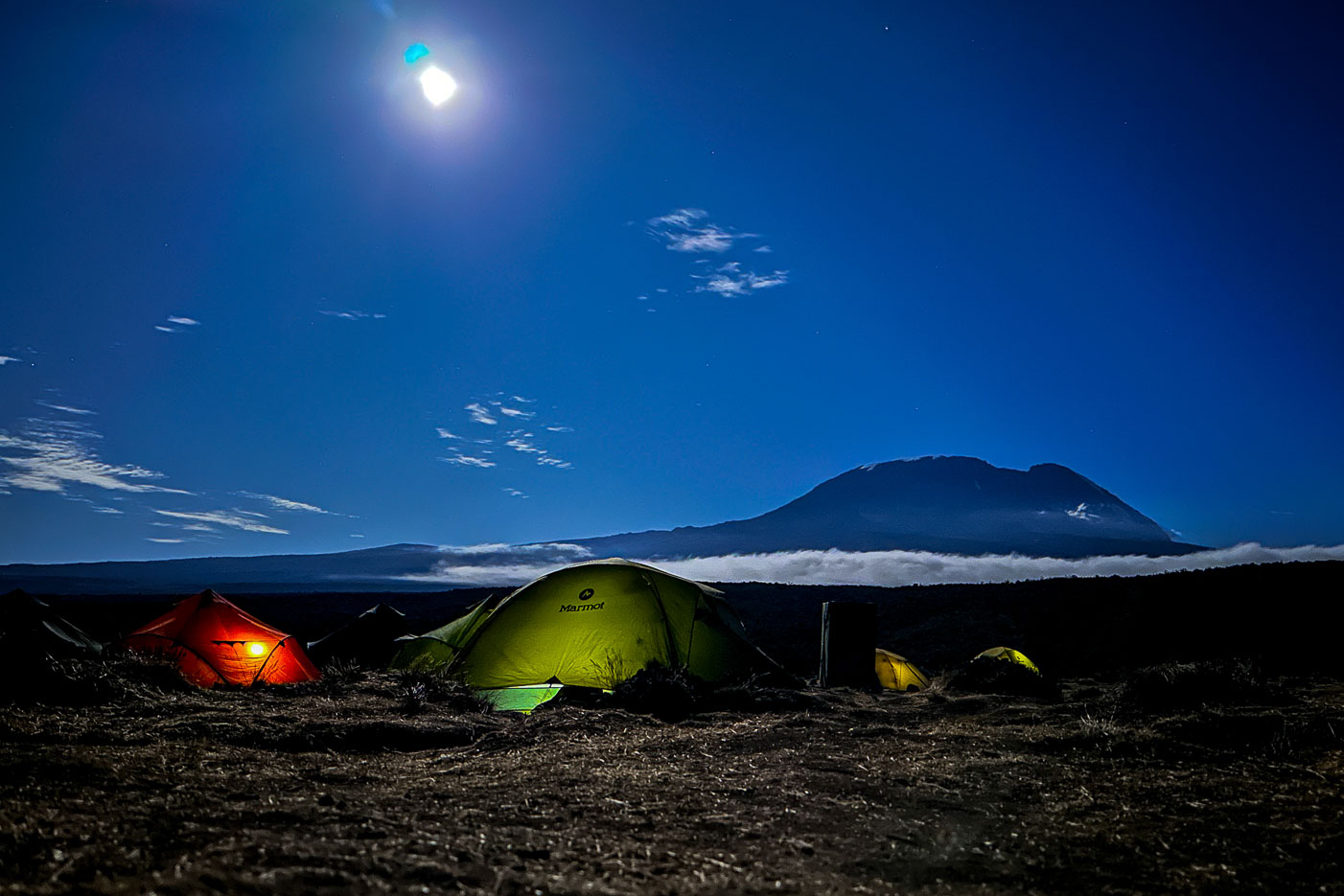 Kväll och fullmåne över Shira 1 Camp