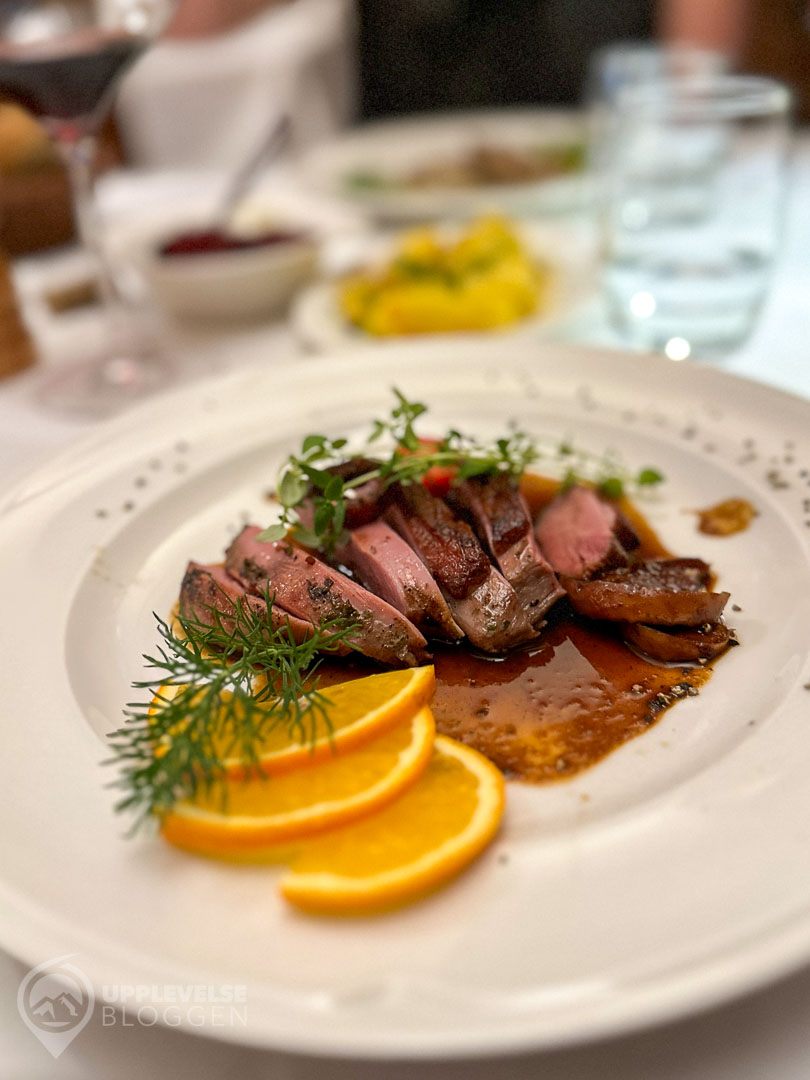 Ankbröst i en äpplekanelsås