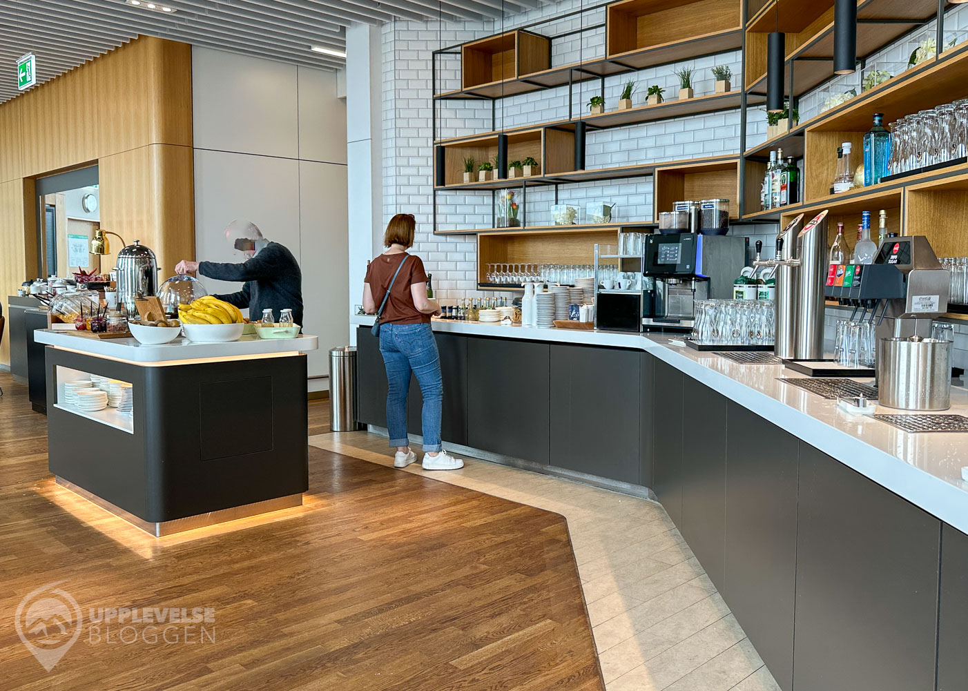 Servering i Lufthansa Business Lounge på Berlin Brandenburg