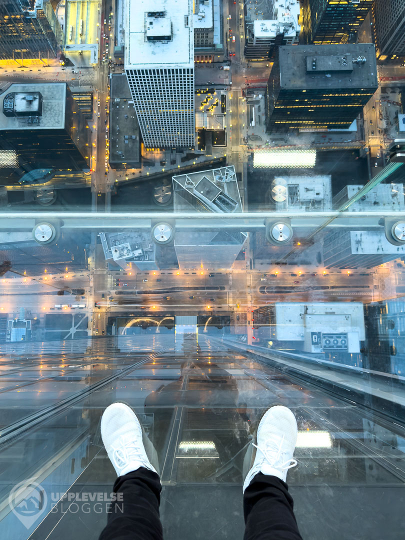 412 meter ner till gatan från The Ledge i Willis Tower