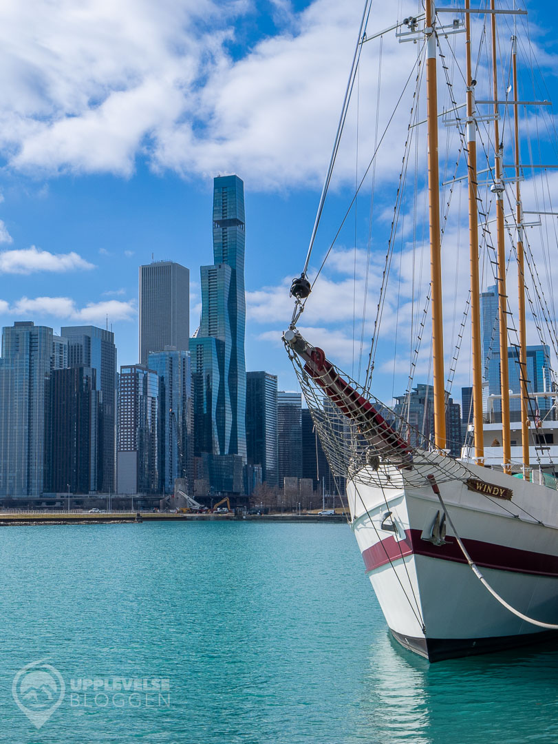 Båten Windy med Chicagos skyline i bakgrunden