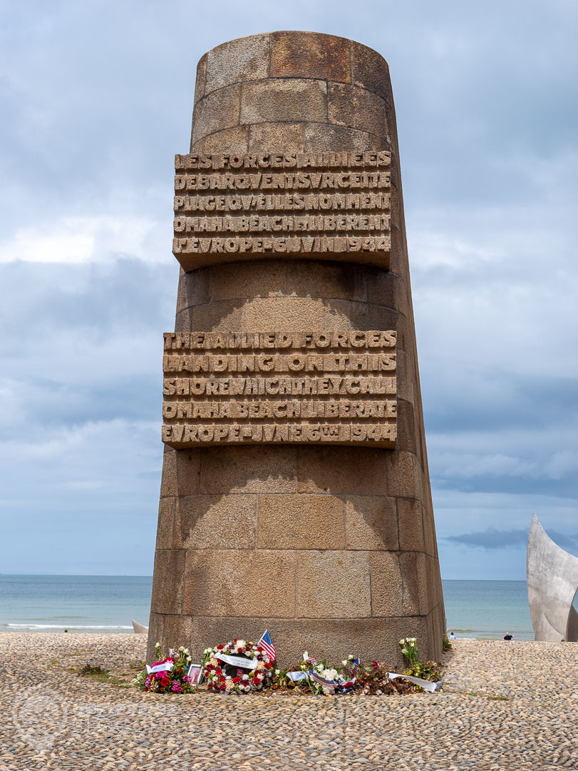 Minnesmonument vid Omaha Beach i Normandie