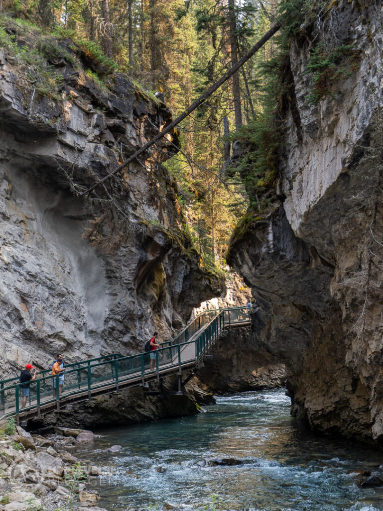 Enkel vandring till Lower Falls och Upper Falls