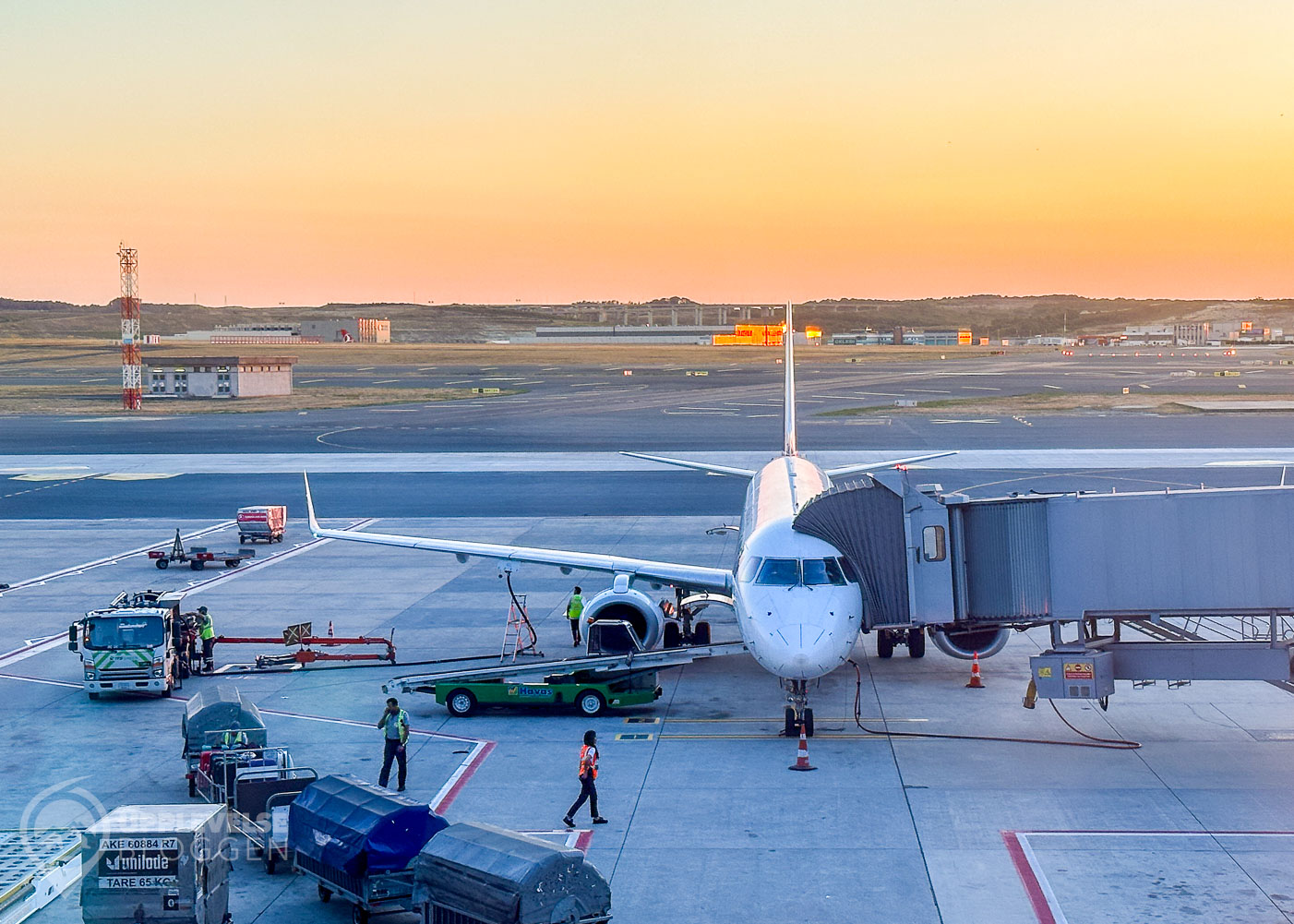 LOT Embraer 195 från IST till WAW