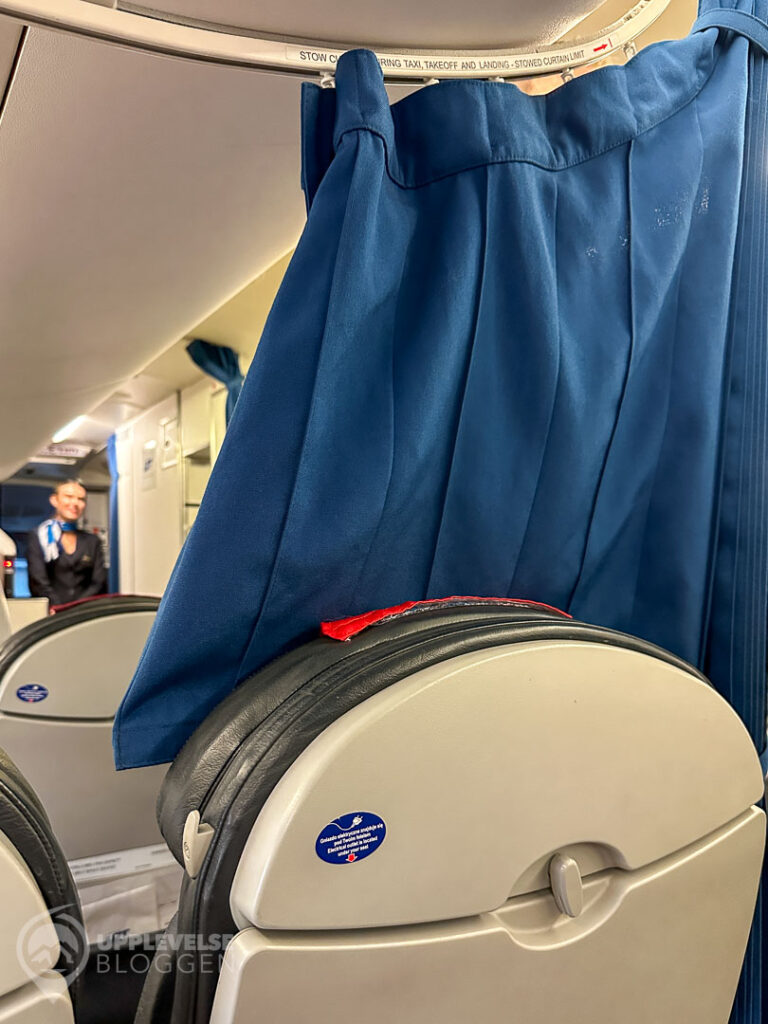 Gardinen mellan Business och Economy hos LOT