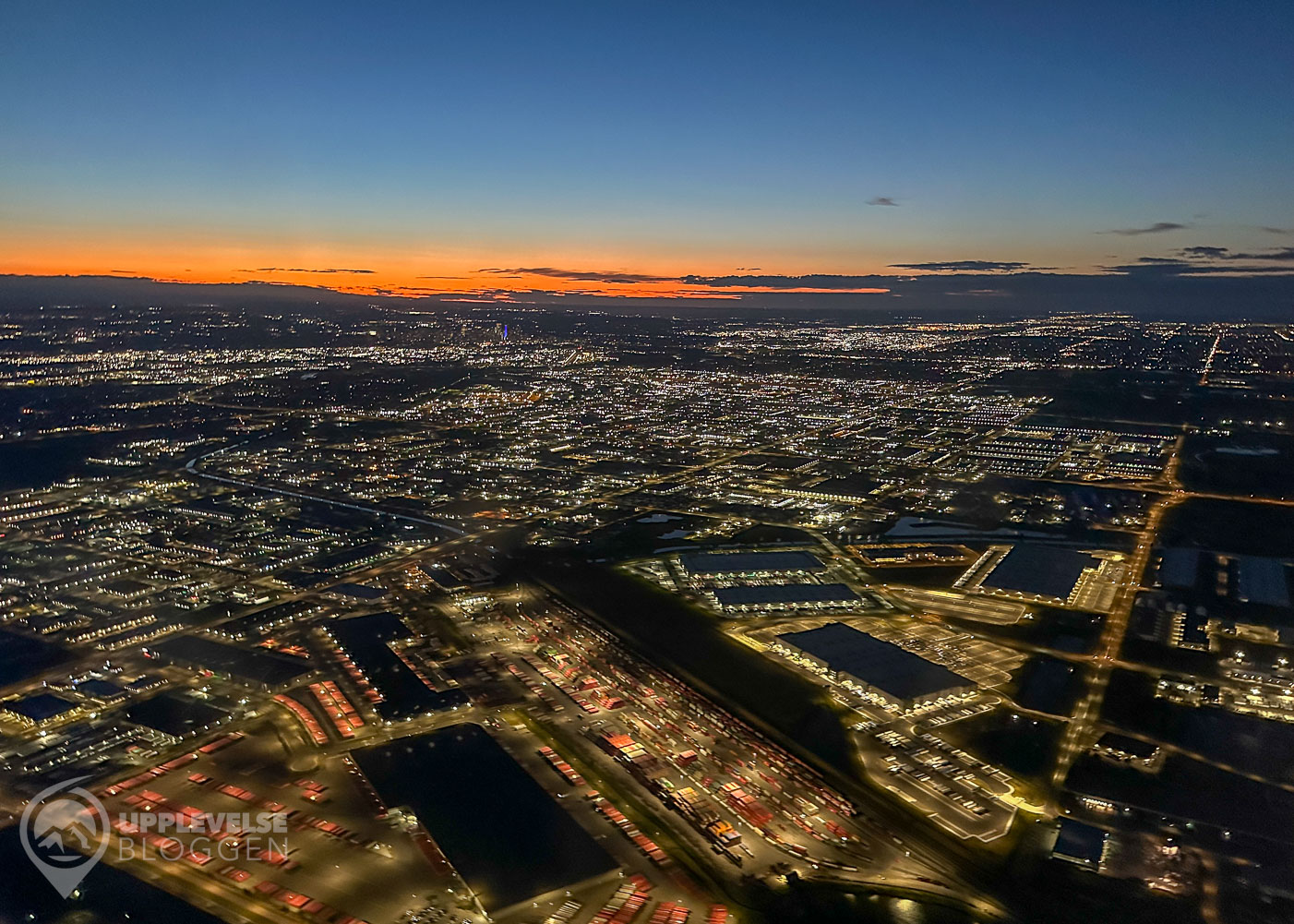 Anländer Calgary (YYC) med flyg en sen kväll i juli