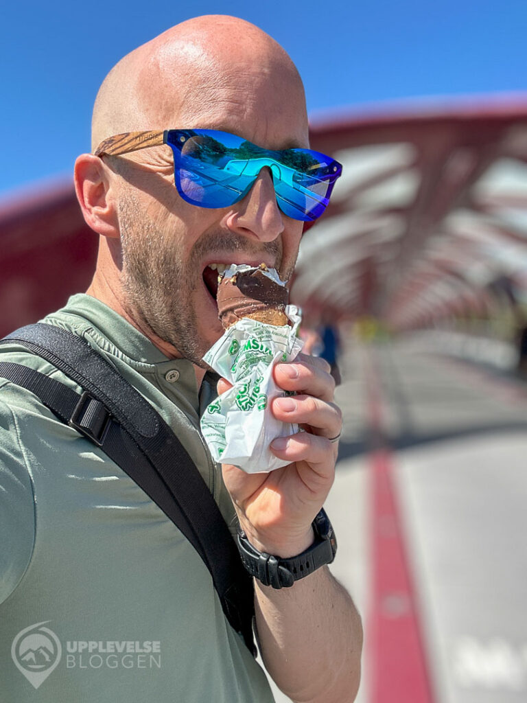Dryden äter glass på Peace Bridge i Calgary