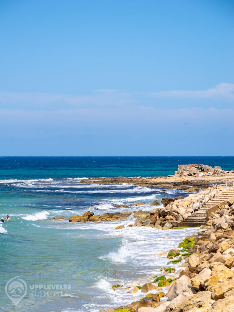 En stenig strand vid Medelhavet i Tunisien
