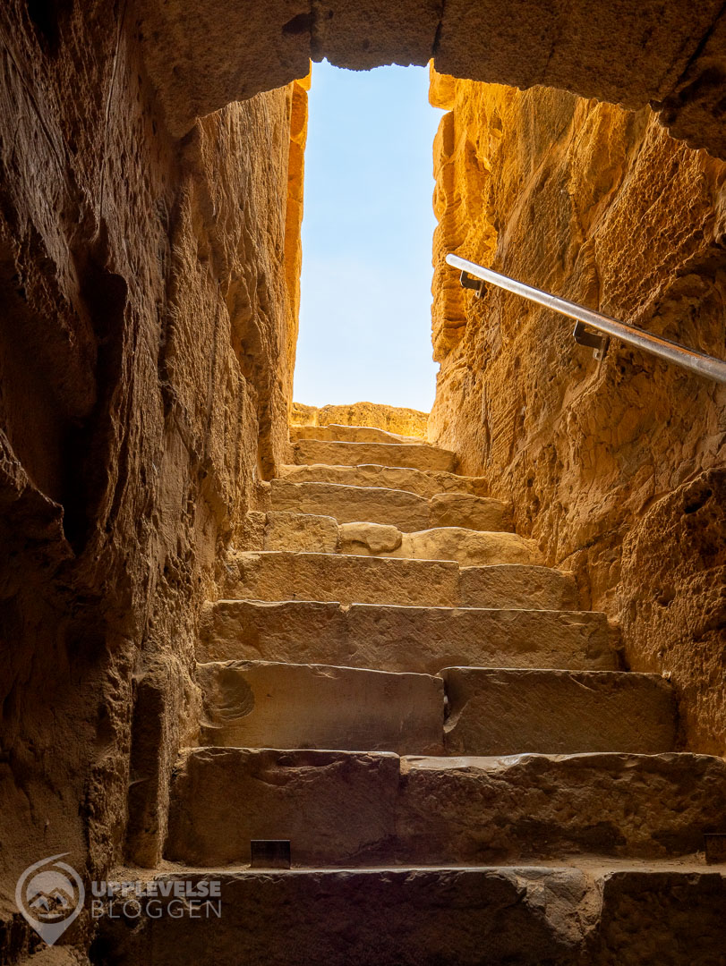 Trånga trappor upp från de underjordiska utrymmena