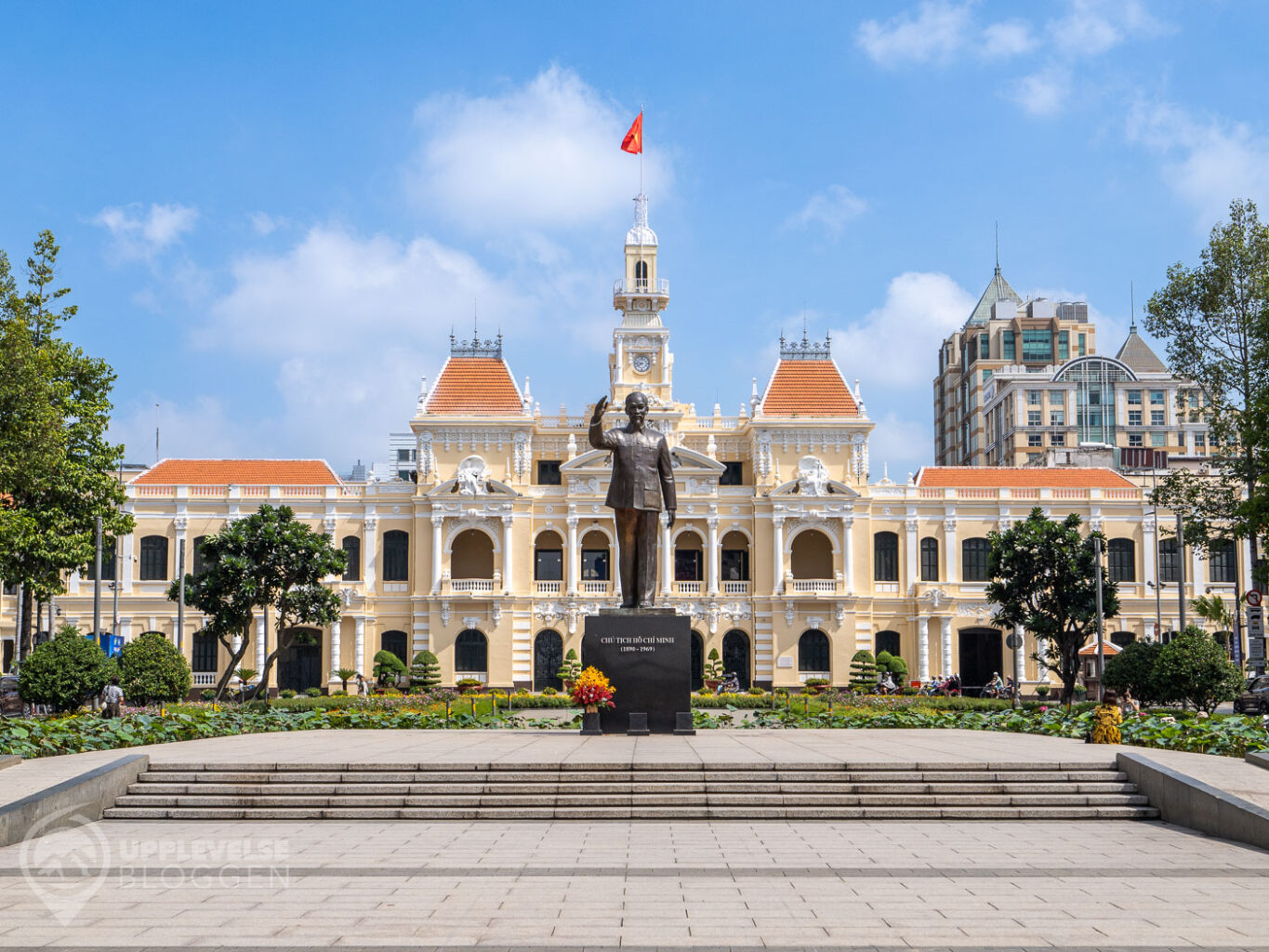 Ho Chi Minh-stadens stadshus och staty