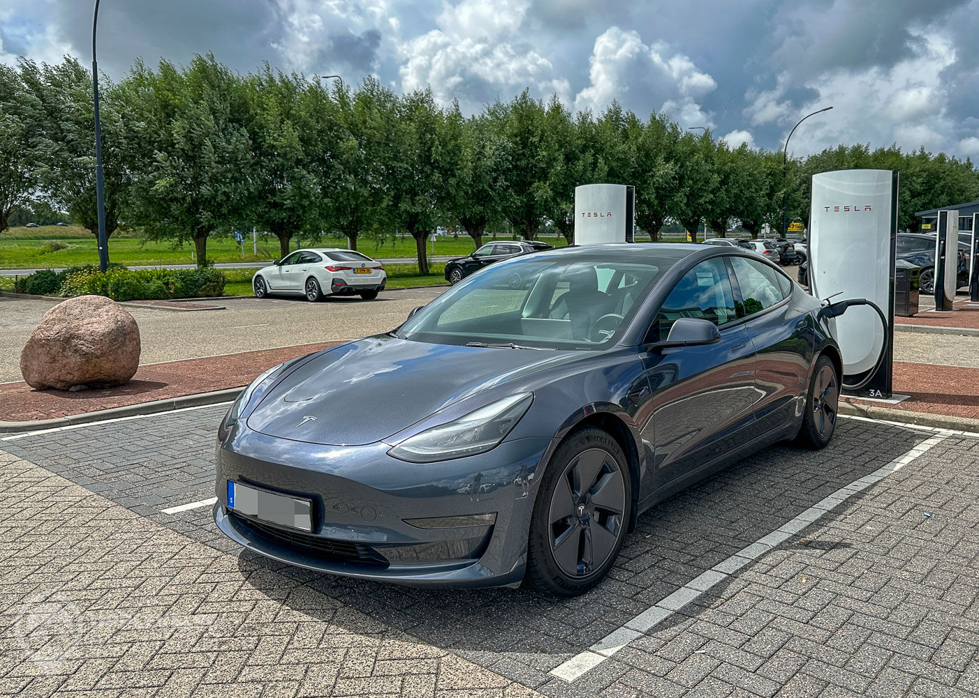 Tesla Model 3 på en Supercharger i Nederländerna