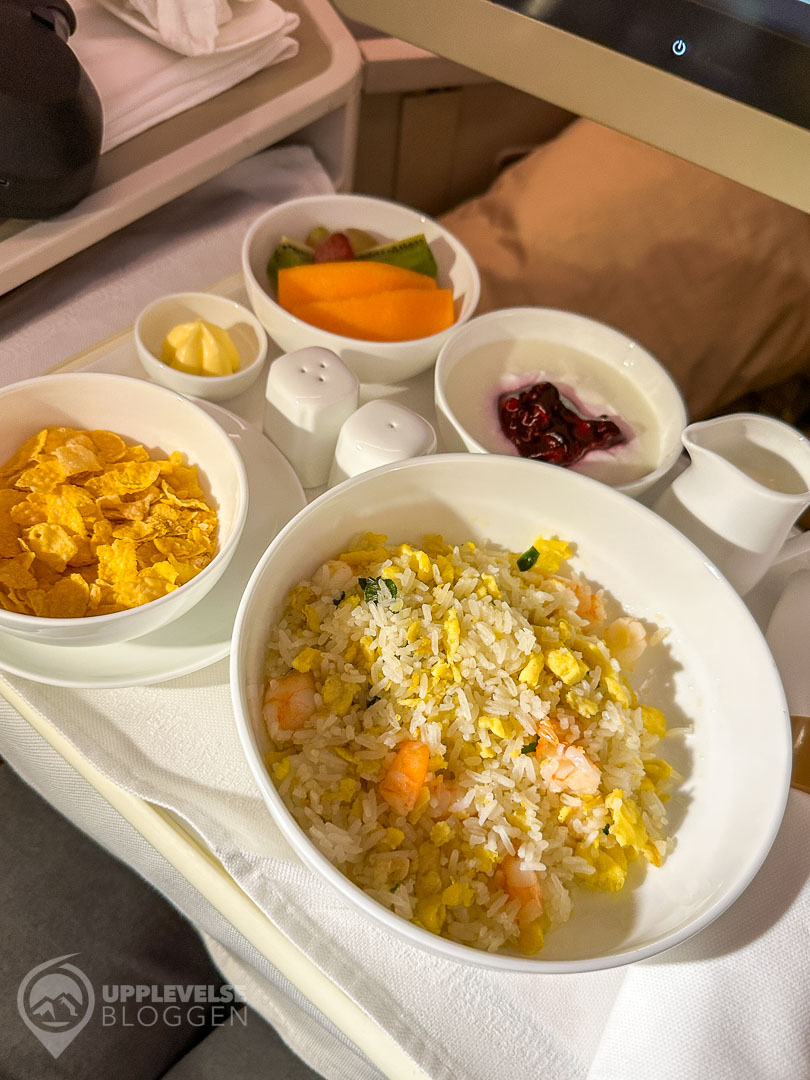 Frukost med stekt ris, frukt & cornflakes