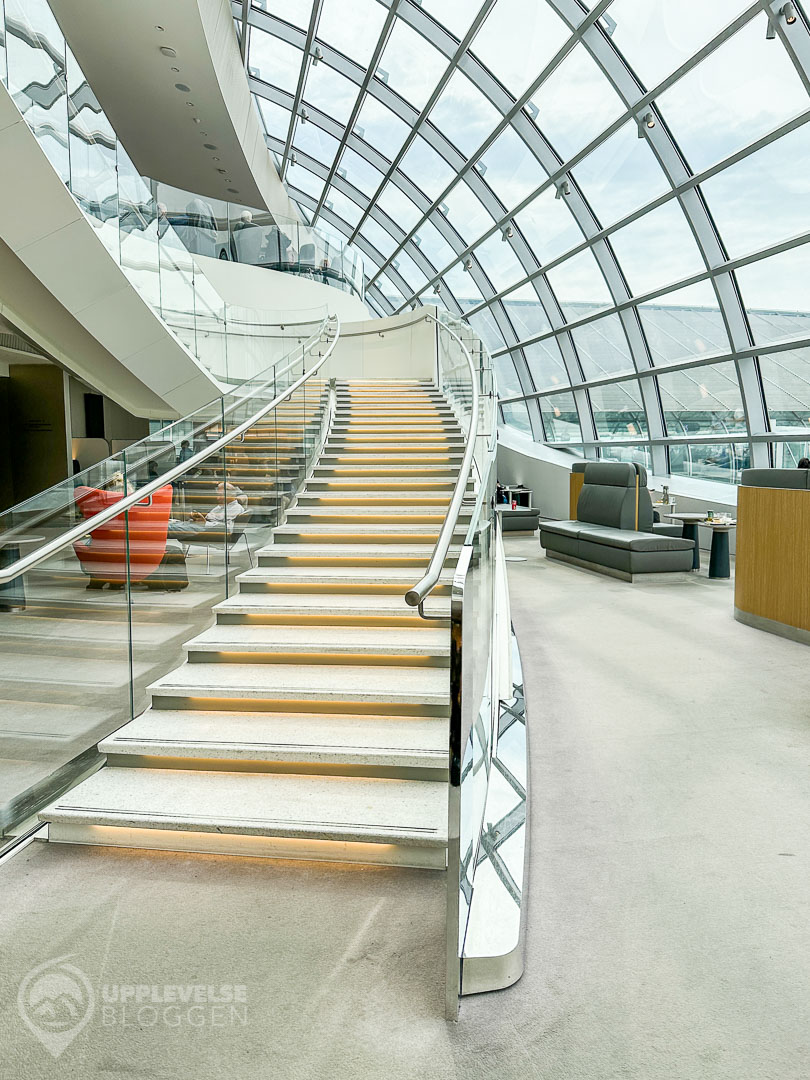 Trappan till andra våningen i Air France Lounge på CDG