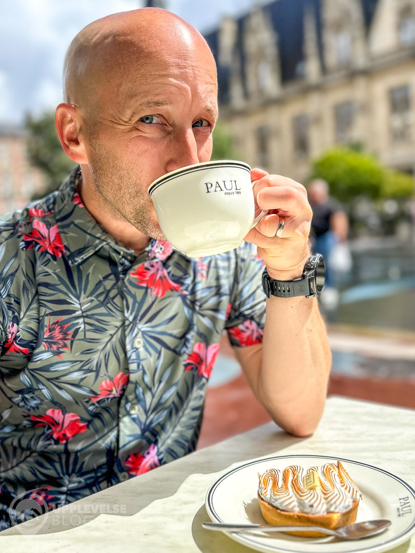 Dryden dricker kaffe i Rouen