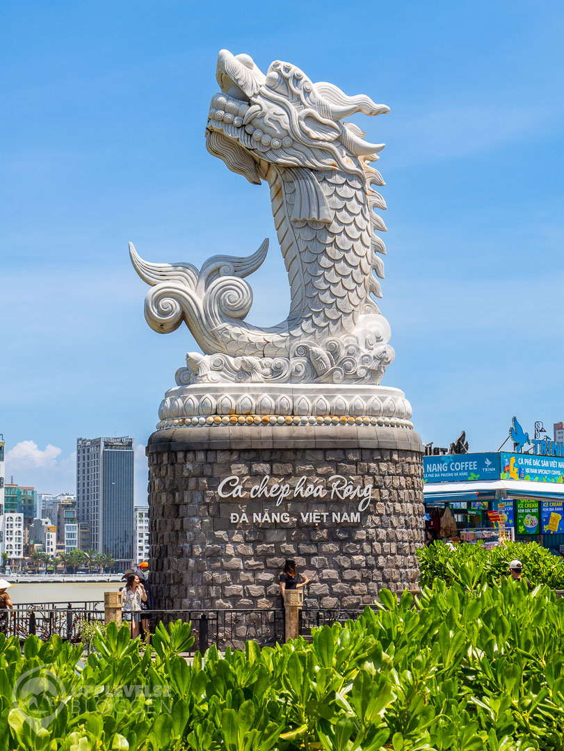 Statyn av karpen som förvandlas till en drake
