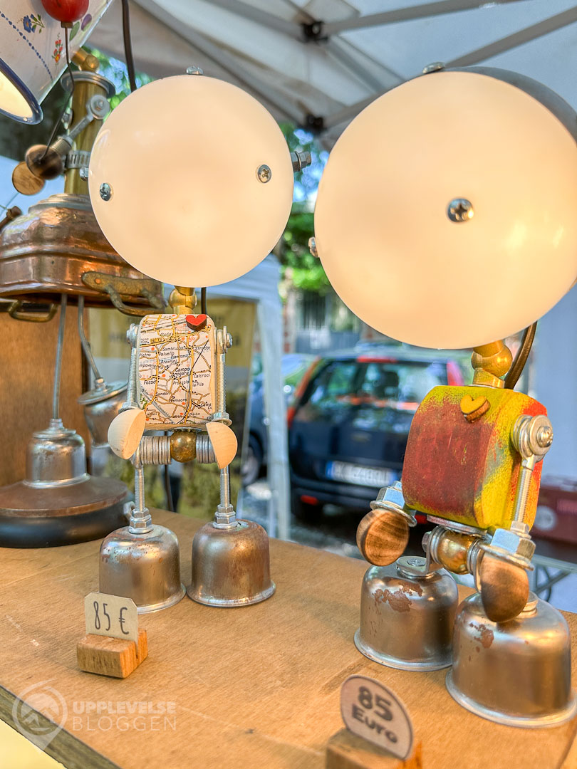 Två charmiga lampor på en marknad i Padova