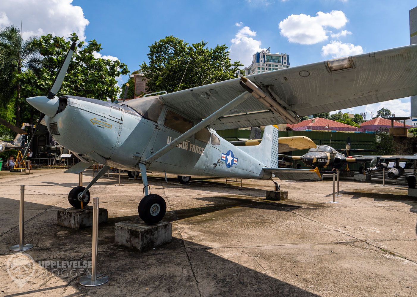 Stridsflygplan utanför War Remnants Museum