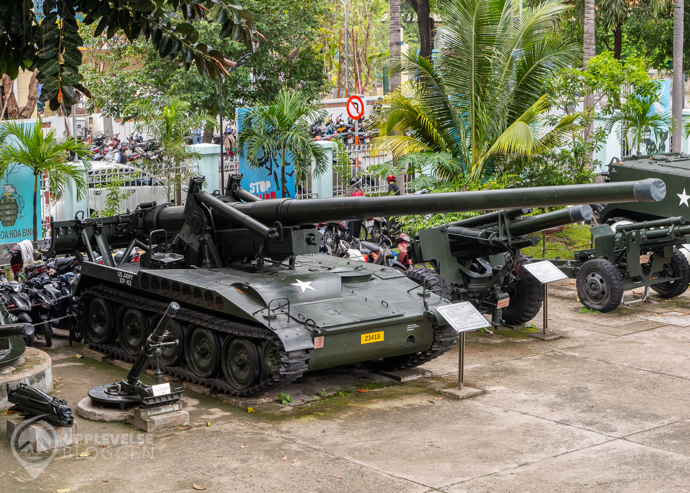 M107 utanför War Remnants Museum