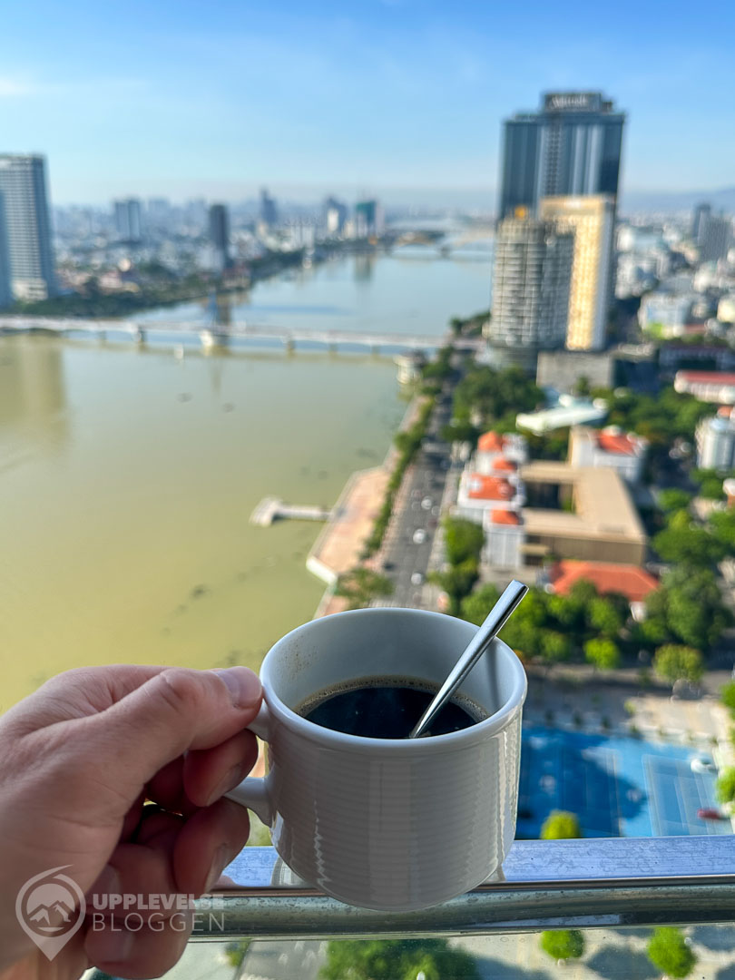 En kaffe från 27:e våningen med utsikt över Da Nang