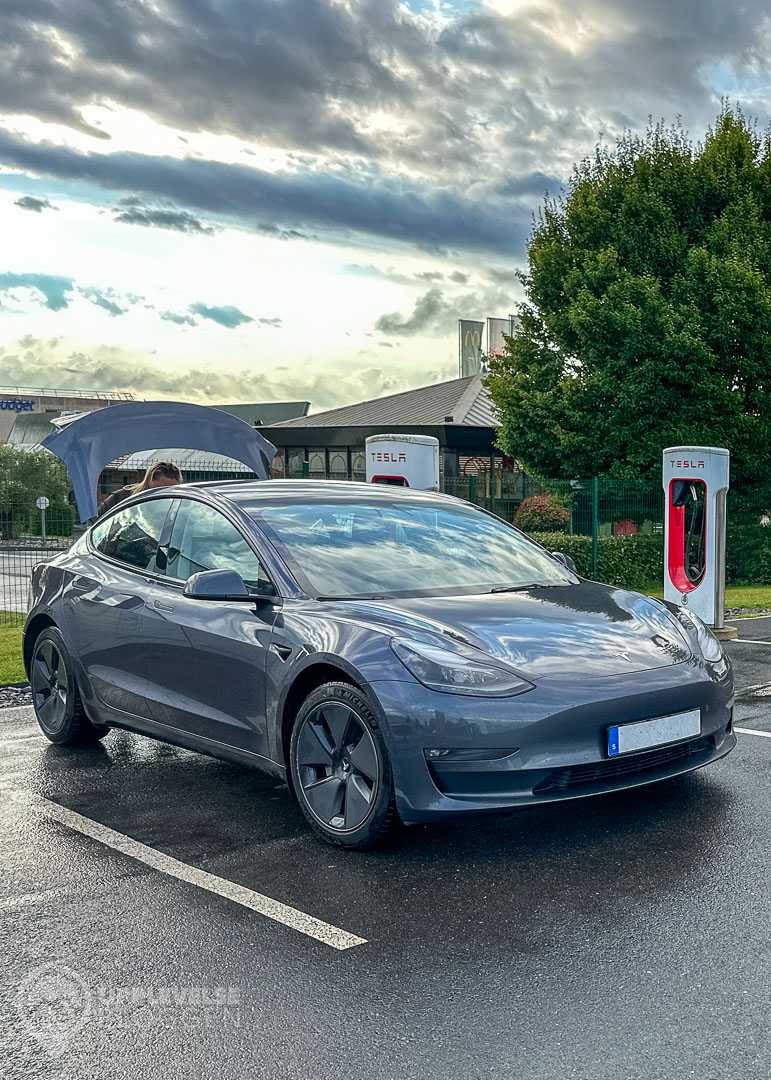 Tesla Supercharger och frukost