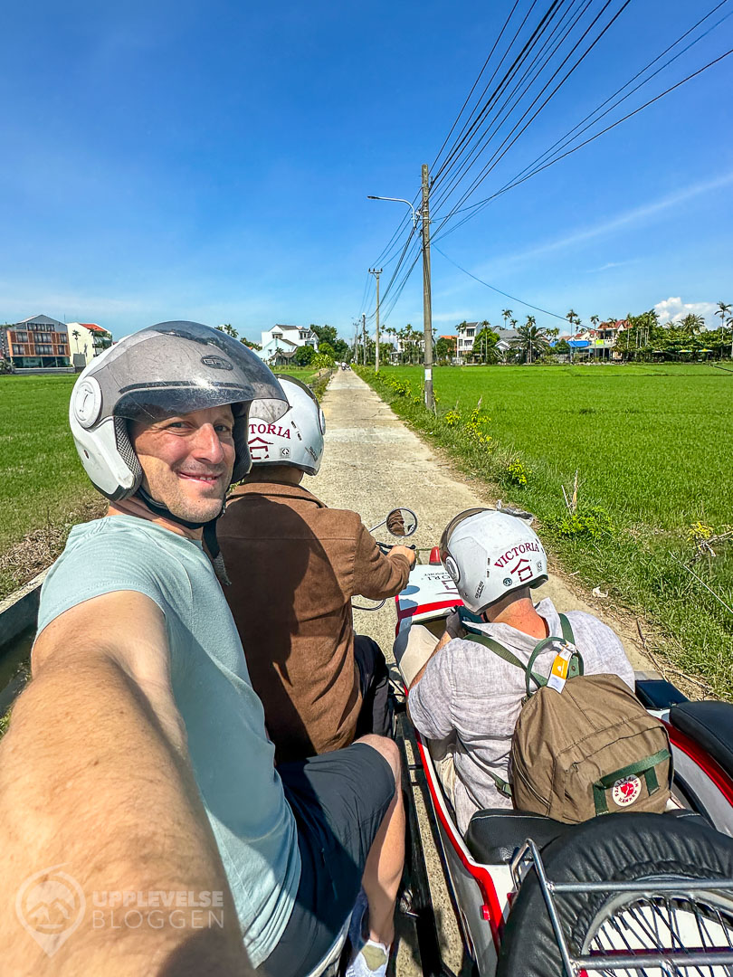 Dryden på motorcykel i Hoi An