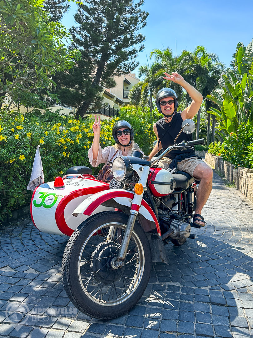 Arna & John på en motorcykel i Hoi An