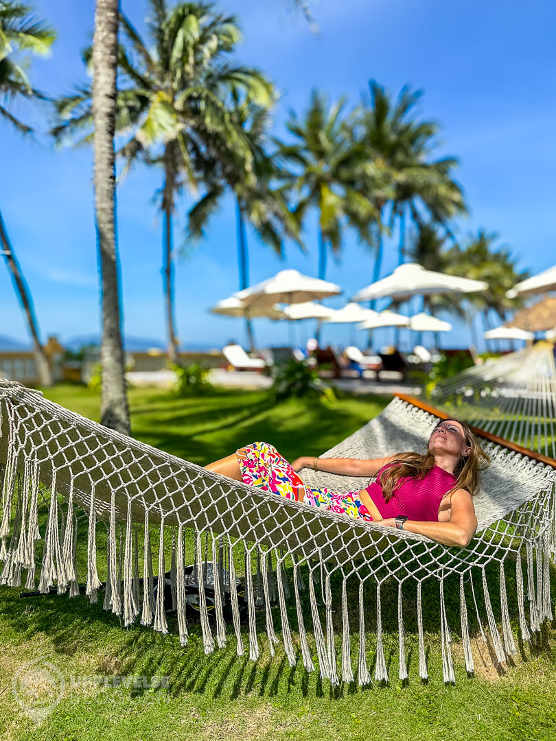 Sandra relaxar på Victoria Beach & Resort i Hoi An