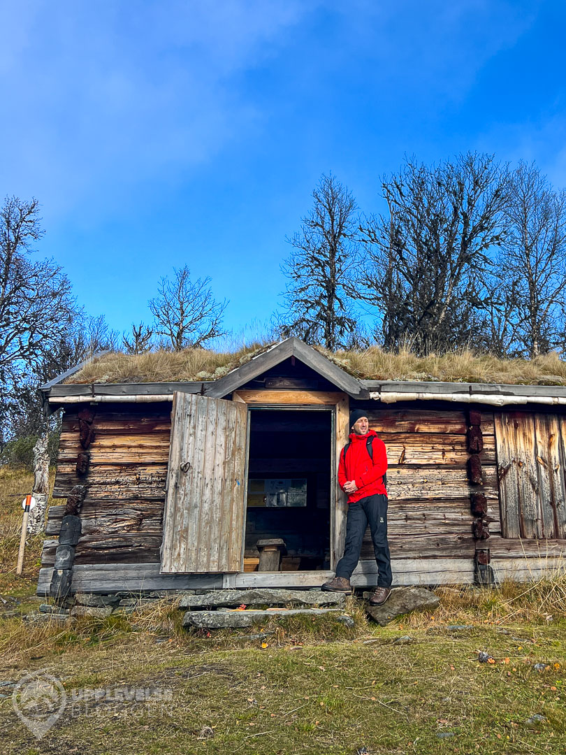 Dryden framför gruvstugan i Ramundberget