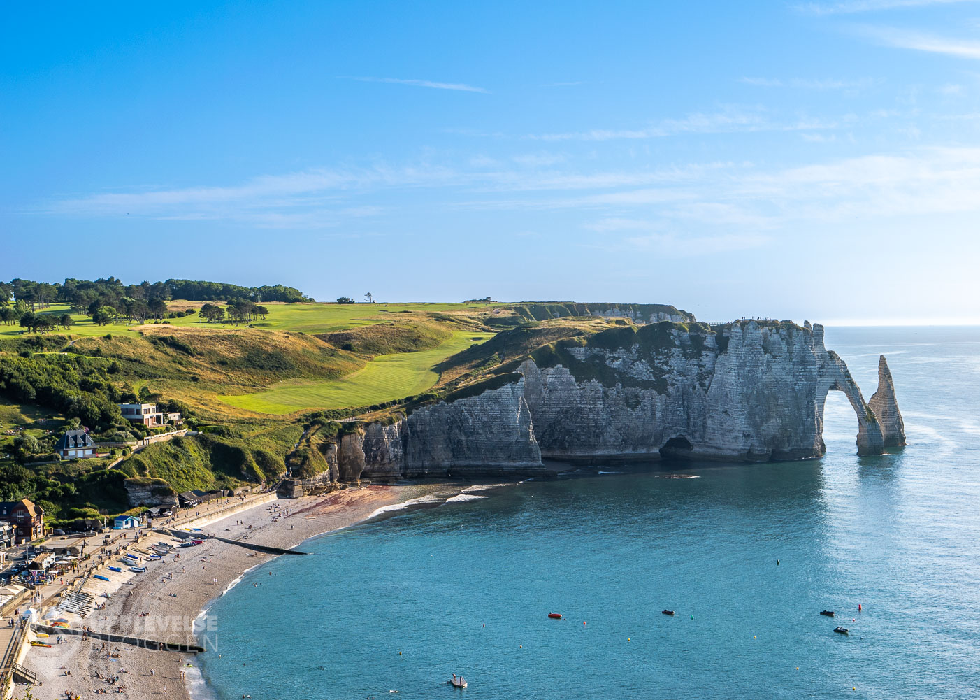 Vacker utsikt över Falaise d'Aval i Étretat