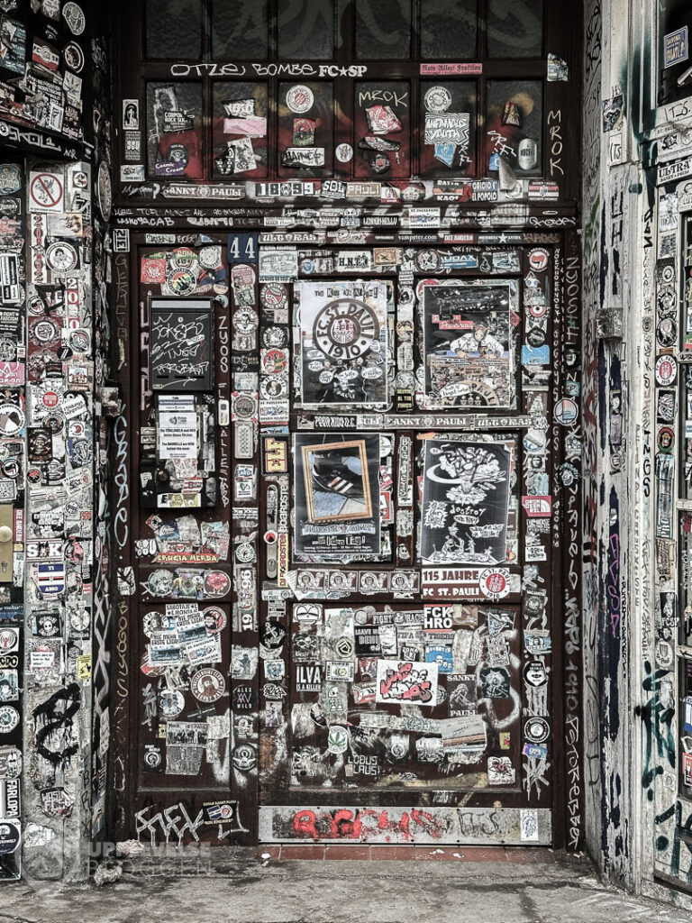 Dörr med klistermärken i St. Pauli