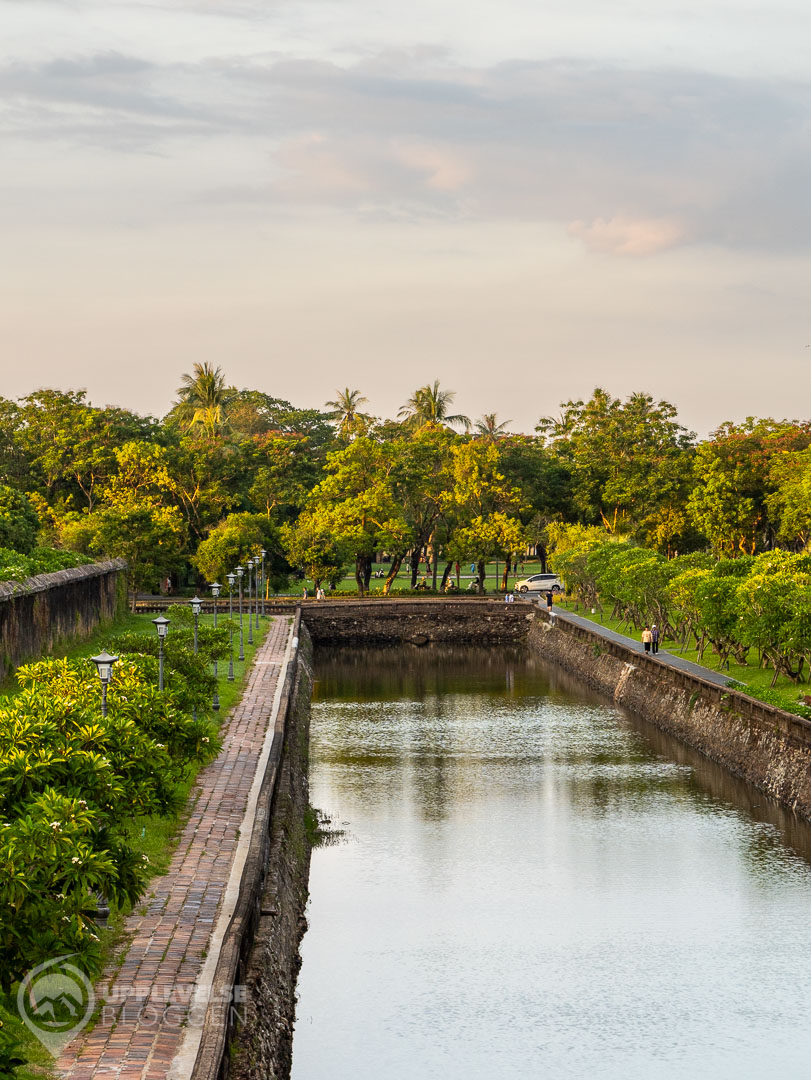 Vallgraven runt citadellen i Hue
