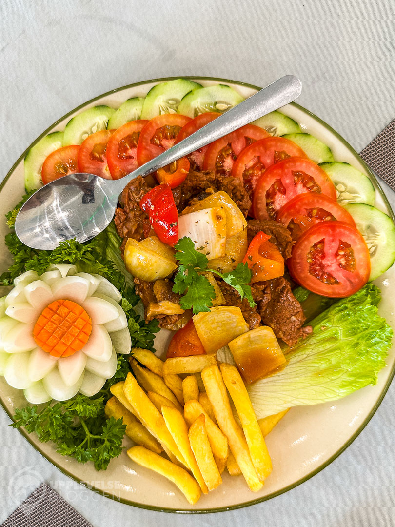 Lunch på Nhà hàng Pinetree House i Hue