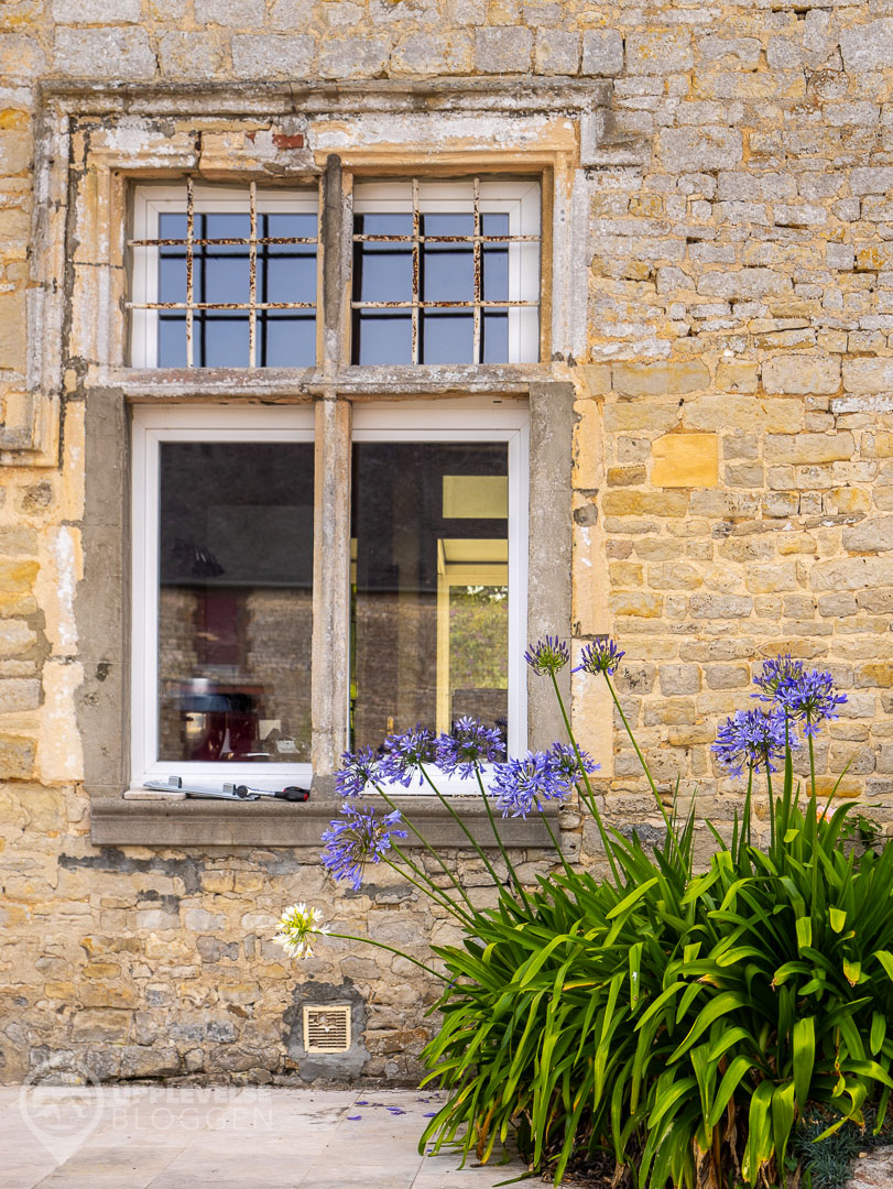 Vackert gammalt hus på gården vid Vergers de Romilly, Normandie