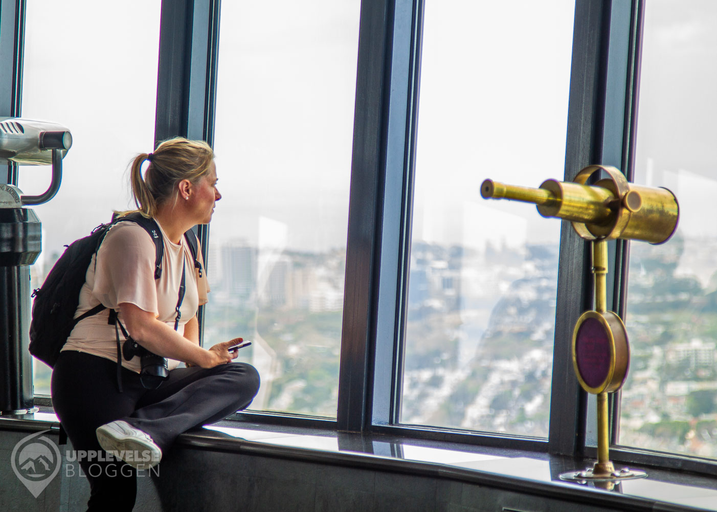Maria njuter av utsikten i Sydney Tower Eye